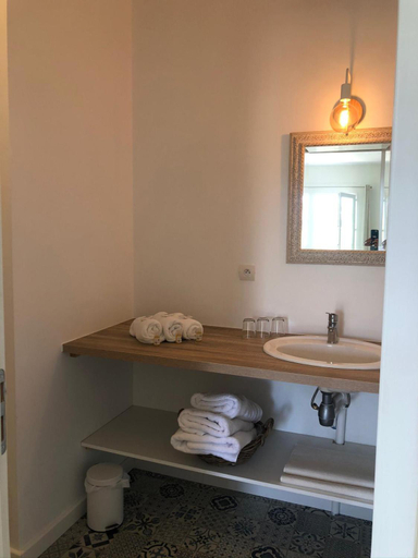 Bathroom, Clos de la source Gironde, Gironde