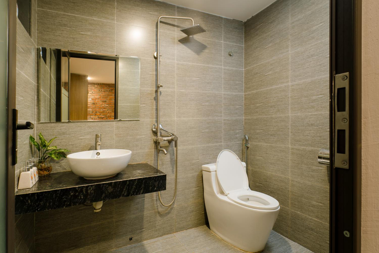 Bathroom 3, King Kong Homestay, Hoa Lư