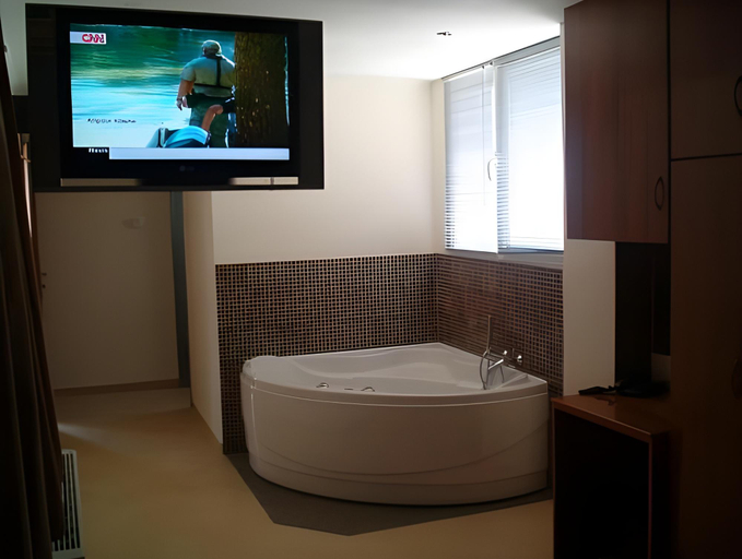 Bathroom 3, Mandrino Hotel, Central Macedonia