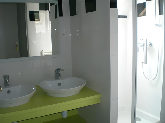 Bathroom 3, Residence Prestige Odalys Le Chateau de Keraveon, Morbihan