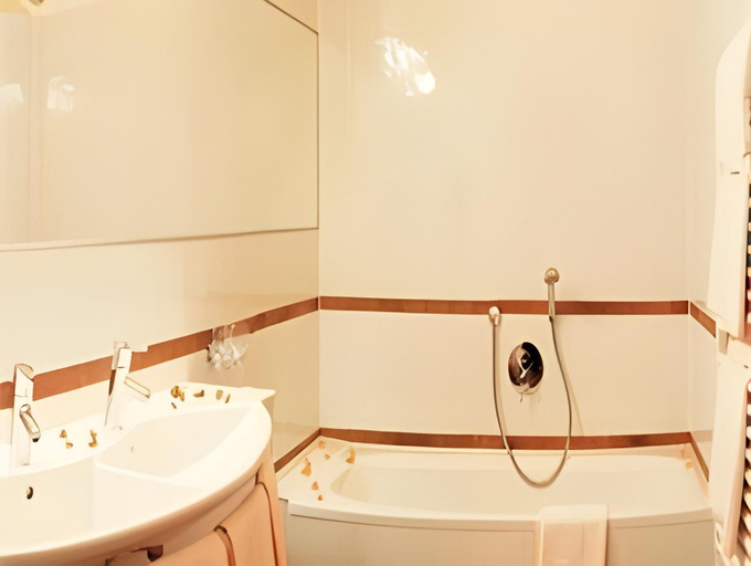 Bathroom 4, Aktiv- & Wellnesshotel Bergfried, Schwaz