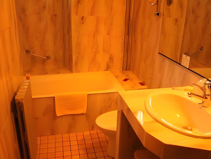 Bathroom 3, Mon Hotel a Gap, Hautes-Alpes