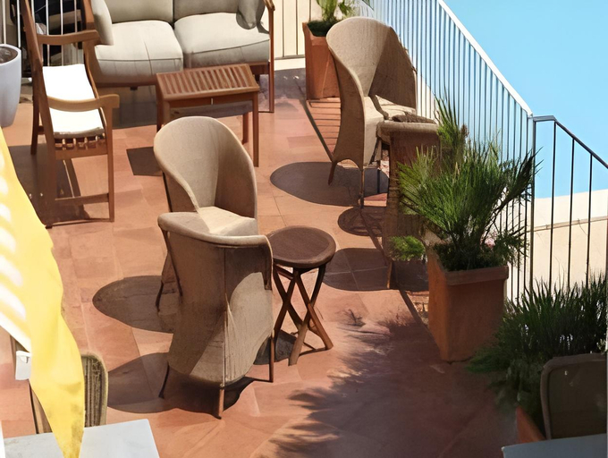 Others 5, Hotel Athena, Hérault