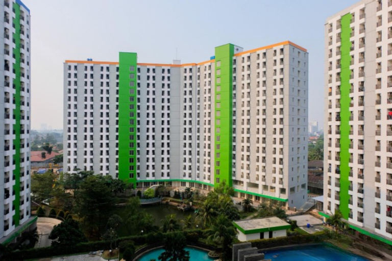 Clean Green Lake View Apartment, South Tangerang