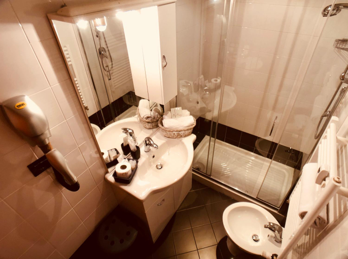 Bathroom, Saint Peter Inn, Rome