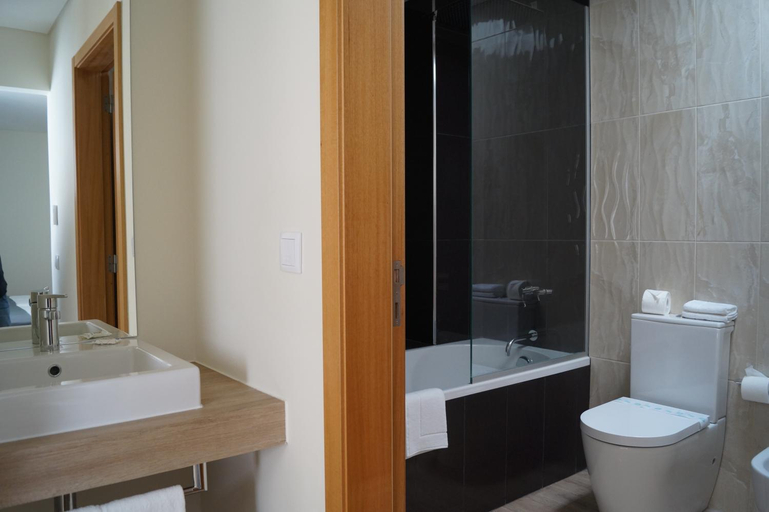 Bathroom 3, Angra Central Hotel, Angra do Heroísmo