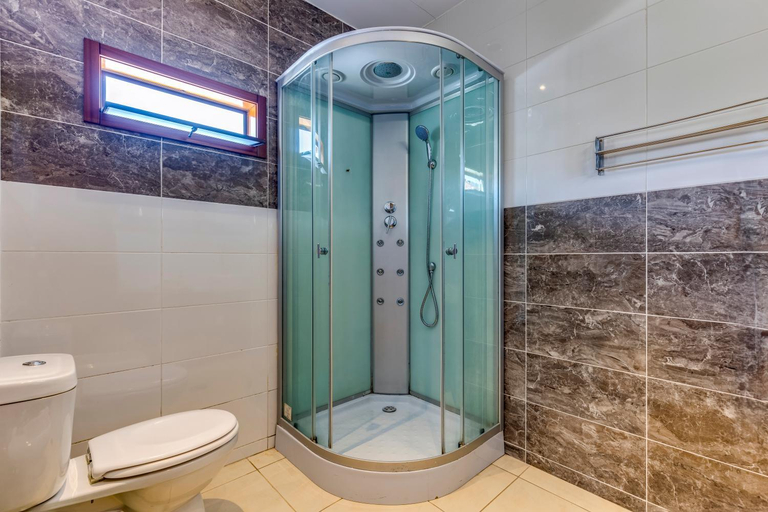 Bathroom 2, Garden in Town Hostel, Porto