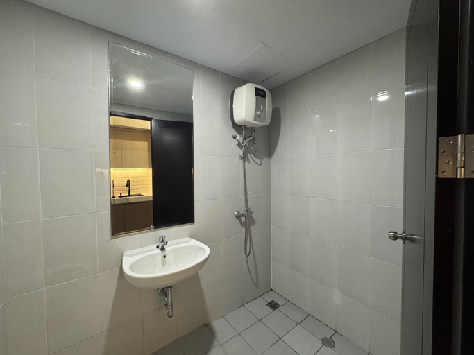 Bathroom 5, Serene Studio at Casa De Parco, Tangerang