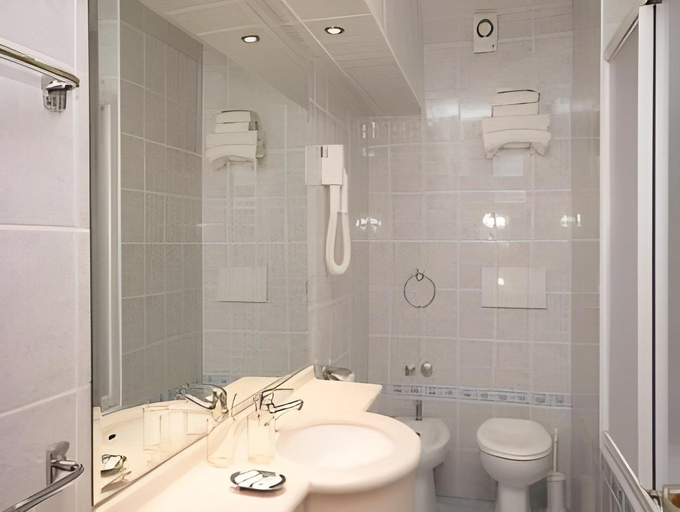 Bathroom 3, Hotel Faraon, Trpanj