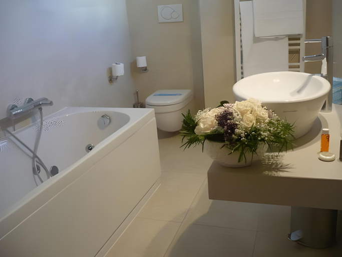 Bathroom 4, Gallery Room, Verona