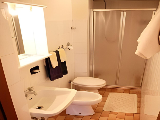 Bathroom 5, Hotel San Giovanni, Milano