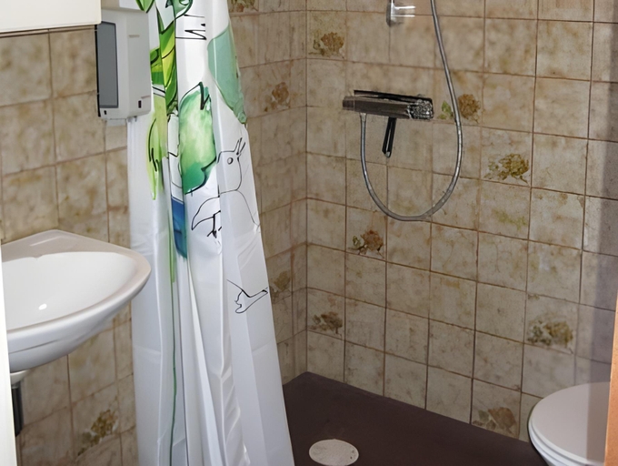 Bathroom 3, Sandkaas Badehotel, Bornholm