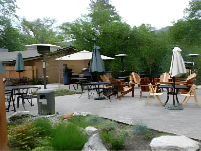 Others 5, Queen's Inn By The River, Madera