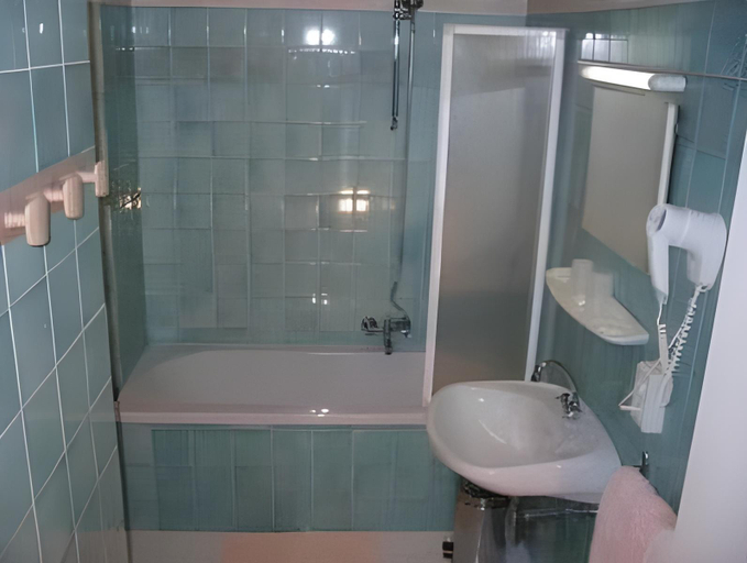 Bathroom 3, Hotel Bar Des Vosges, Haut-Rhin