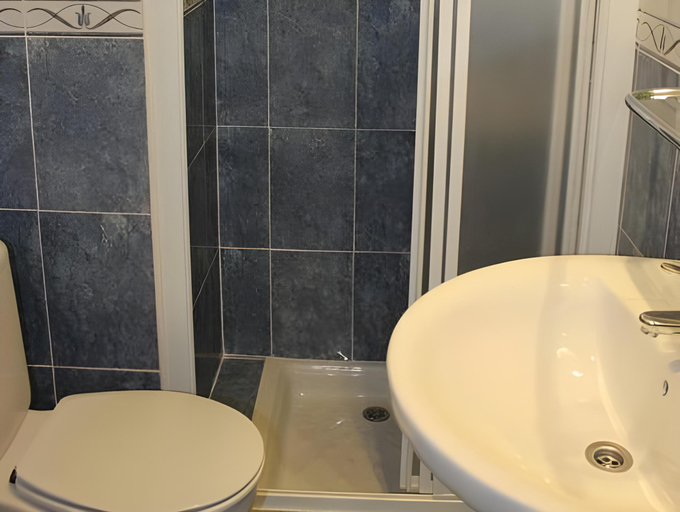 Bathroom 3, Hostal Mediterraneo, Girona