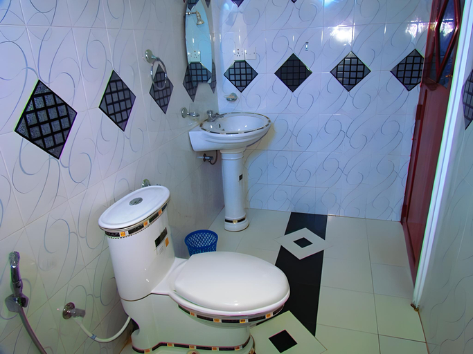 Bathroom 3, Peacock Reach Hotel, Thissamaharama