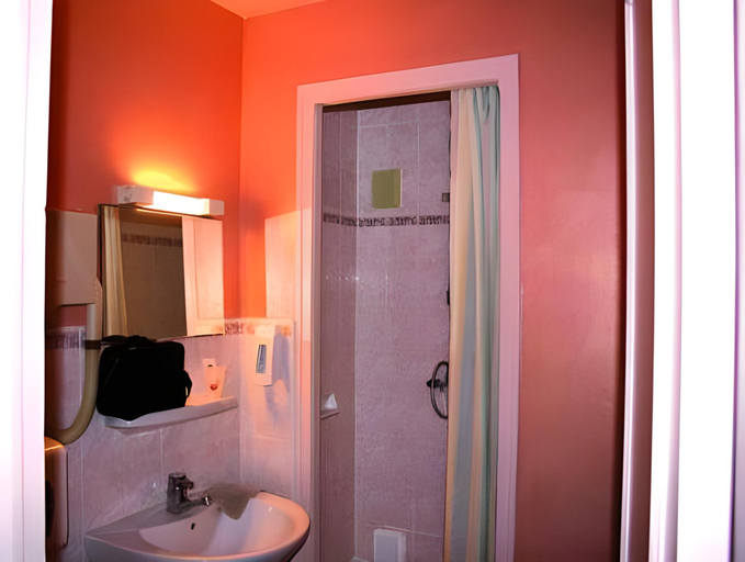 Bathroom 2, Hotel Logis Restaurant La Fontaine, Jura