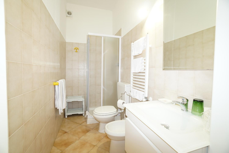 Bathroom 4, La Mimosa, Livorno