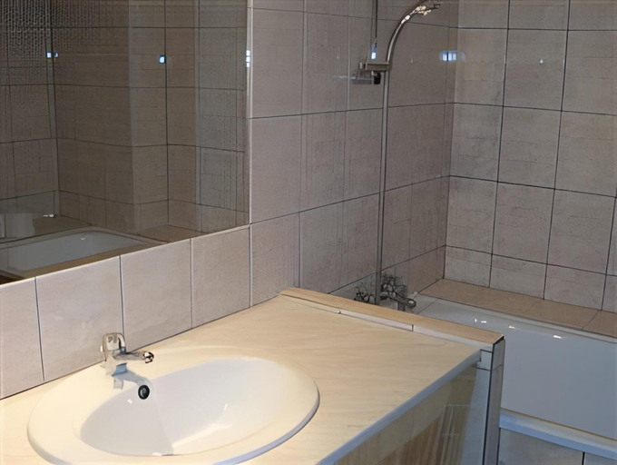 Bathroom 3, Hotel Viktoria Restaurant, Balatonalmádi