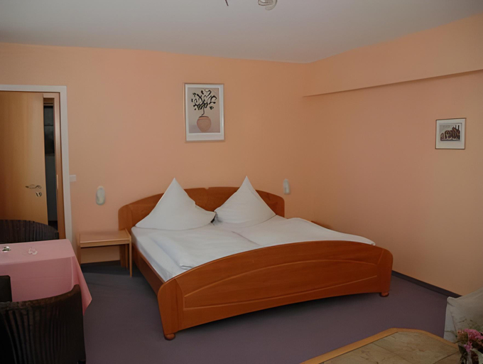 Bedroom 2, Hotel Rosenflora, Düren