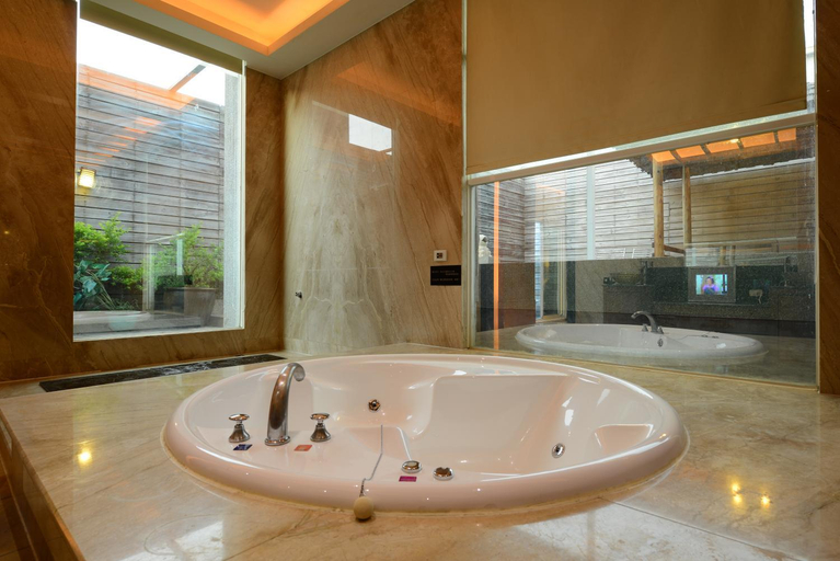 Bathroom 2, Shantis Motel, Chiayi City