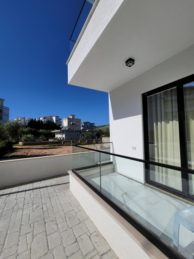 Others 4, Prestige Hotel, Sarandës