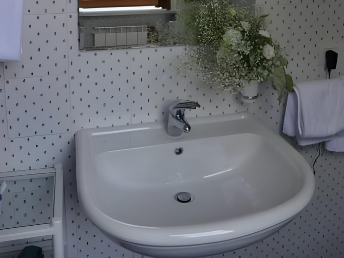 Bathroom 3, Hotel Bellonda, Lucca