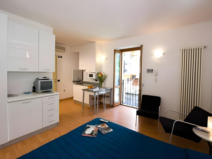 Others 5, Il Borgo, Como