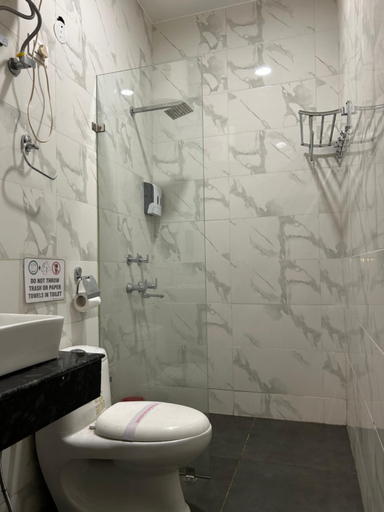 Bathroom 4, Gallivanto Inn - Rohini, Delhi