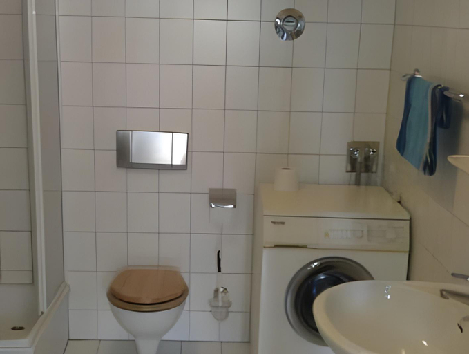 Bathroom 3, Appartements Am Theater, Weimar