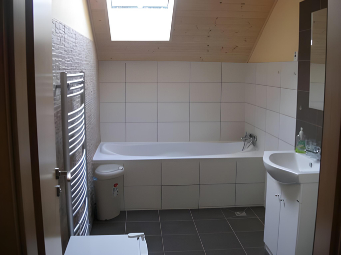 Bathroom 2, U Certa, Praha - východ