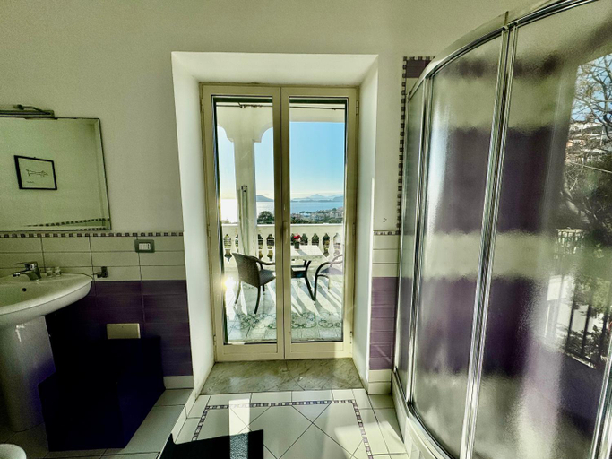 Others 5, B&B Dumbolo, Napoli