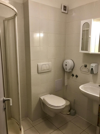 Bathroom 4, Well Hotel, Siklósi