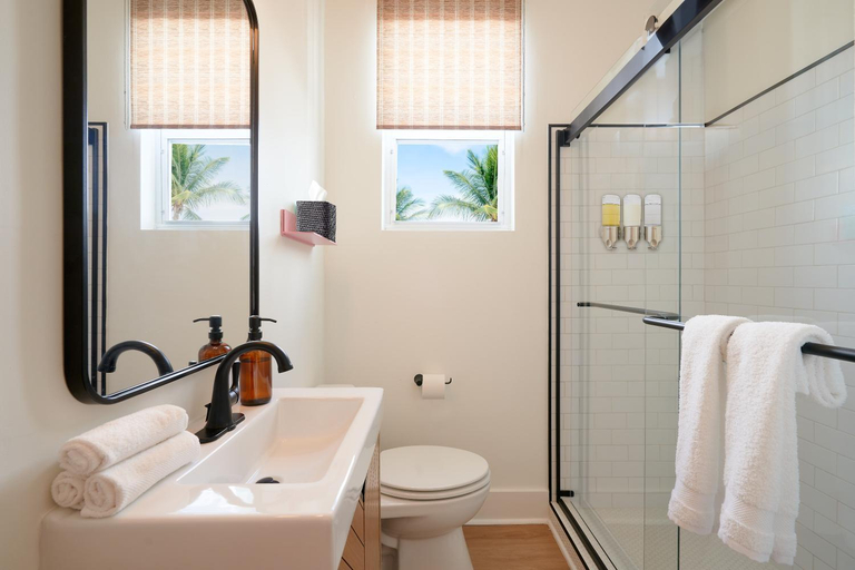 Bathroom 3, Pantera Rosa, Miami-Dade