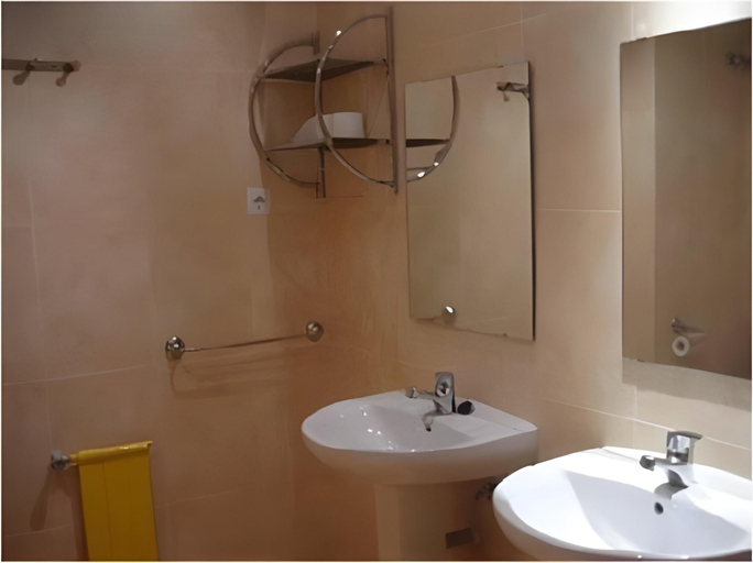 Bathroom 4, Residencia Albergue Jaca, Huesca