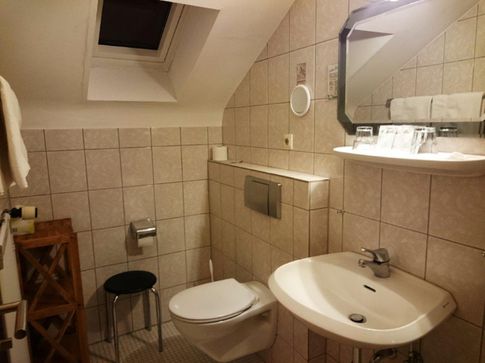 Bathroom 3, Hotel Goldbachel, Bad Dürkheim