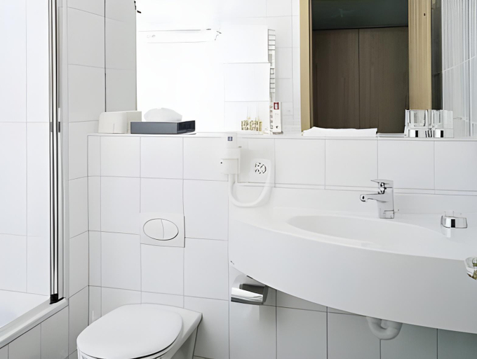 Bathroom 4, Allegra, Maloja