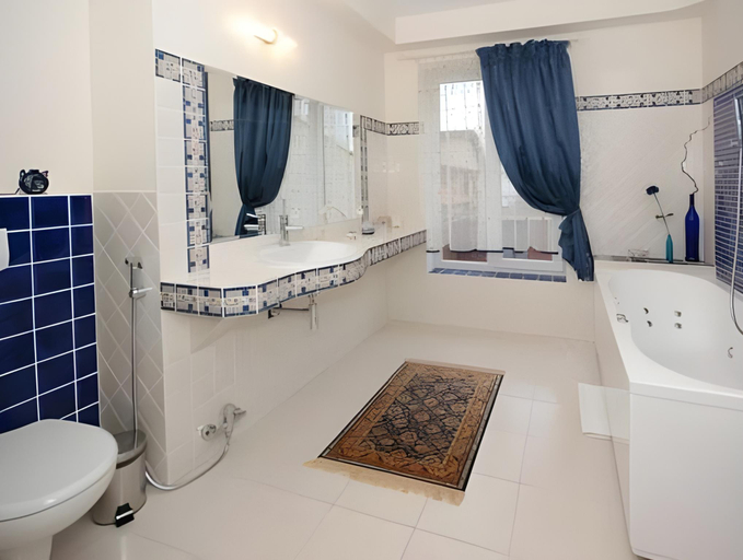 Bathroom 2, Baltas Namas, Palangos