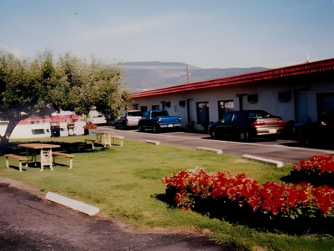 Others 2, Apple Tree Inn, Okanagan-Similkameen