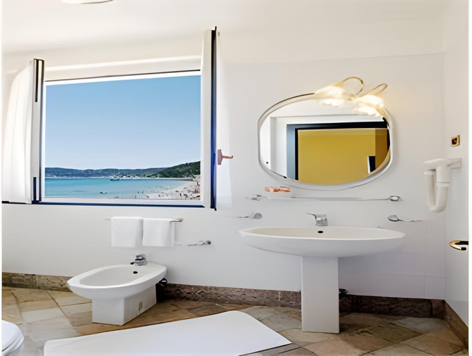 Bathroom 3, Savoia, Savona