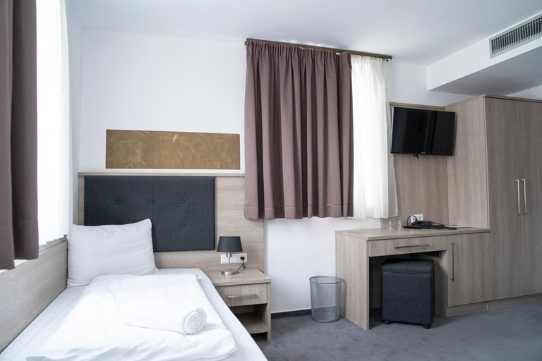 Bedroom 2, Alpha & Omega Hotel Stuttgart - air-conditioned, Stuttgart
