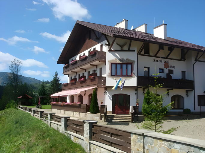 Exterior & Views