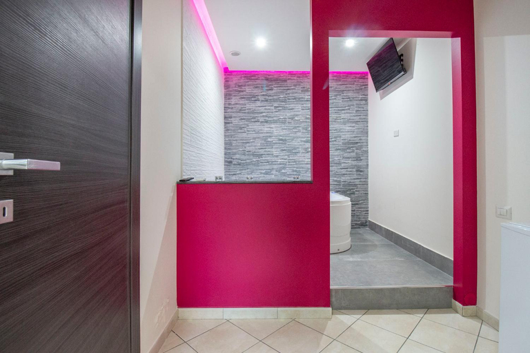 Others 4, Royal Playa Suite and Apartament -private parking- self chek out, Catania