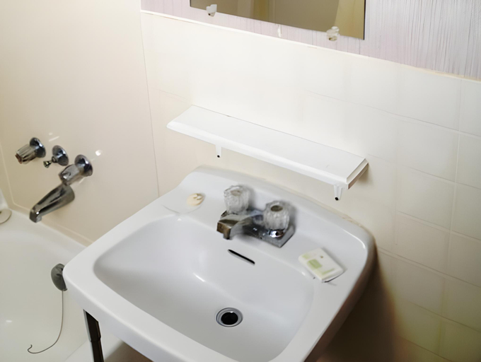 Bathroom 2, Motel Beausejour, Northumberland