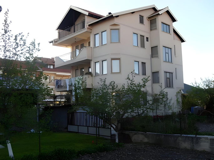 Others 4, Residence Krstanoski