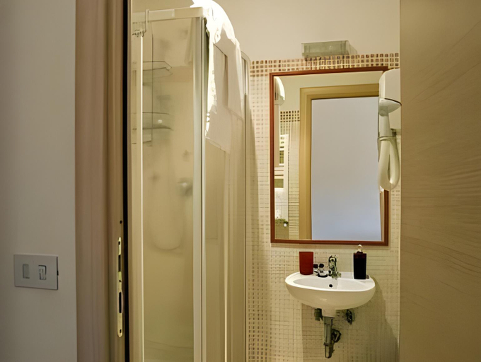 Bathroom 2, Domus Victoria Guest House, Rome