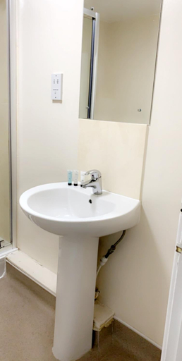 Bathroom 2, The Queens Head, Warwickshire