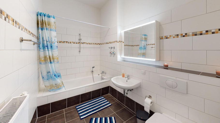 Bathroom 3, SweetHome - Business-Apartment mit Kuche, Terrasse, Stellplatz, Magdeburg