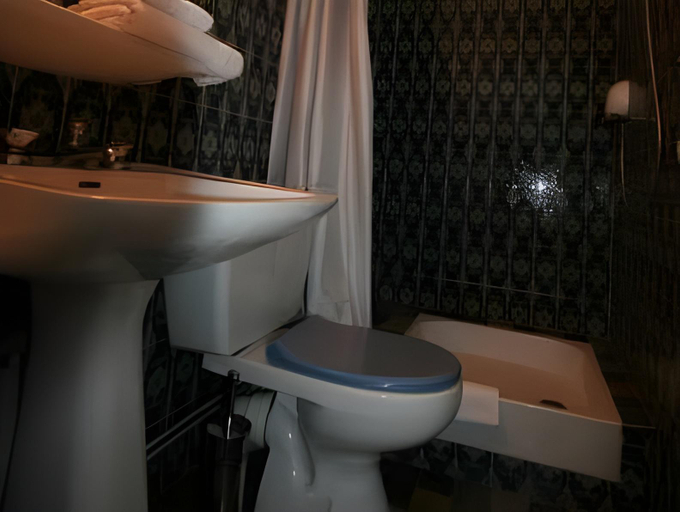Bathroom 4, Auberge du Cabestan Hotel Audierne, Finistère