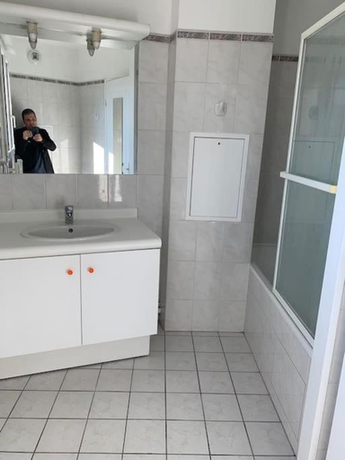 Bathroom 2, Beau studio spacieux et calme dans residence de standing, Hauts-de-Seine